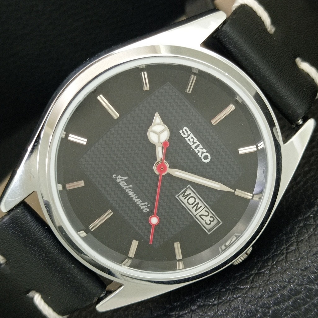 Vintage 1984 Seiko Automatic Mens Silver Watch WDaydate  Red Accents